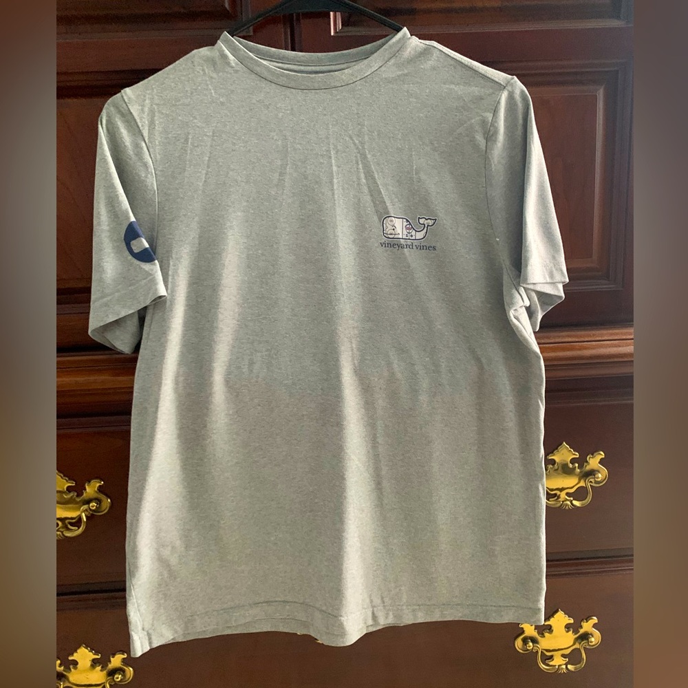 Vineyard Vines gray hockey T-shirt in Youth XL